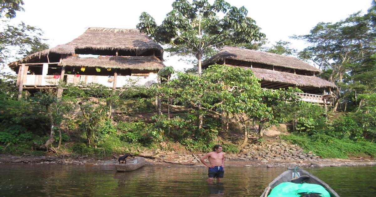 domy nad rzeką w amazońskiej dżungli