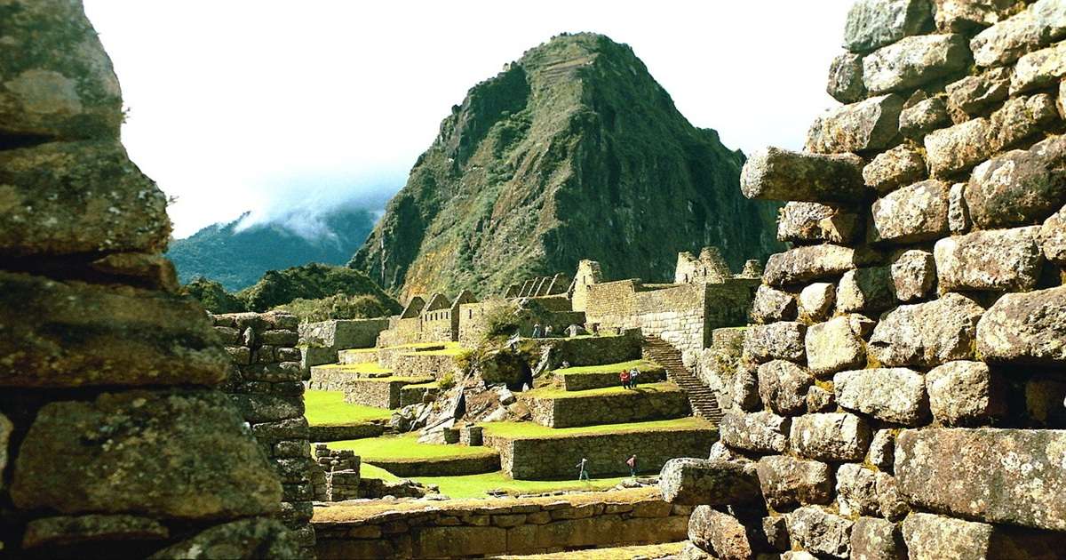 widok na słynne miasto Inków wysoko w górach Andy