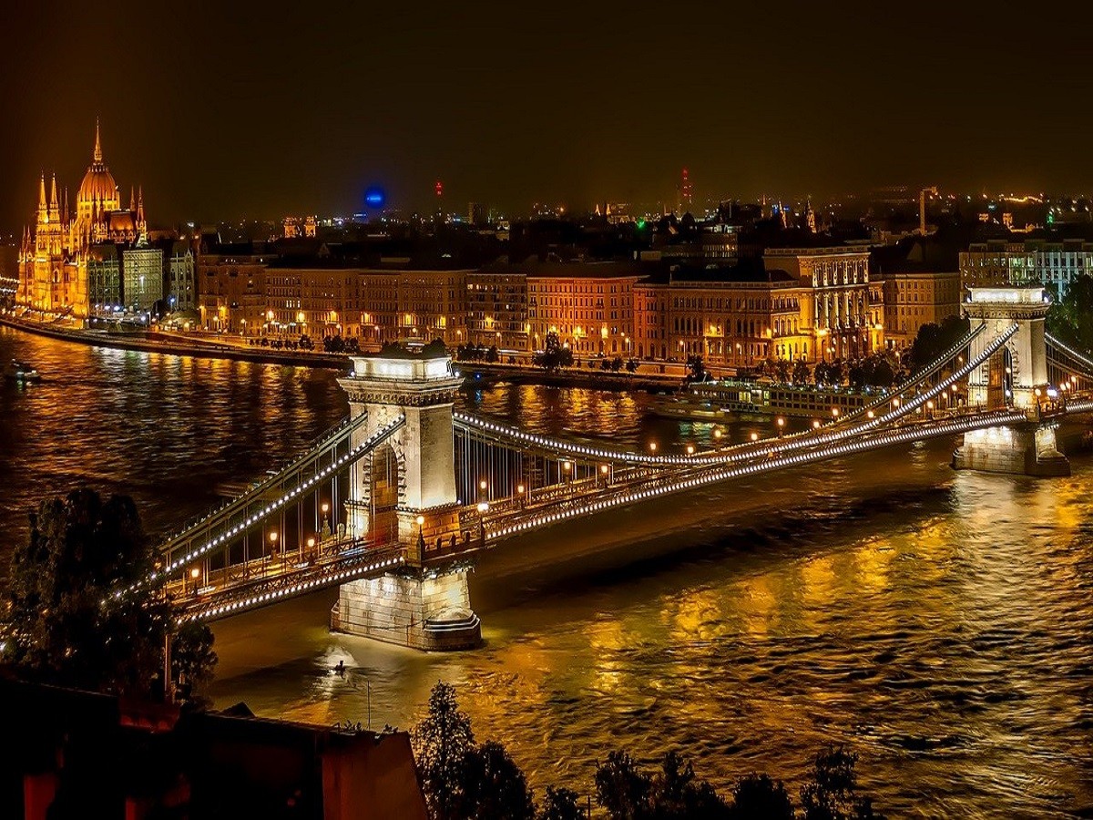 jeden z łańcuchowych mostów w Budapeszcie podczas weekendowej wycieczki do Budapesztu i okolic