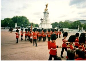 zmiana wart przed Pałacem Buckingham w Londynie