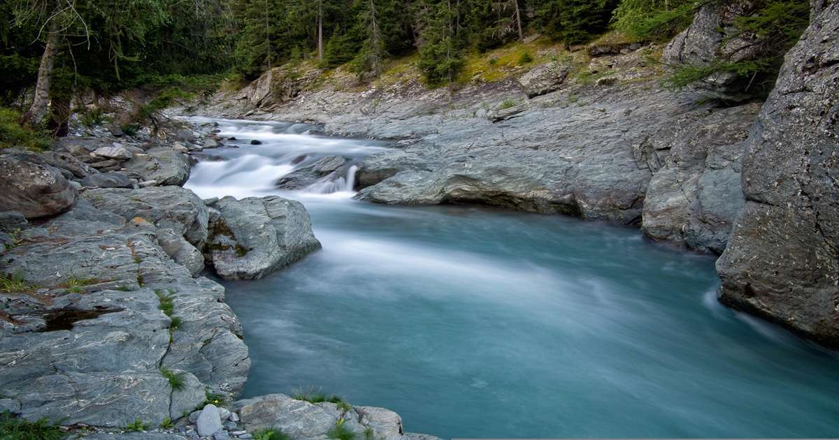 widok wartkiego potoku górskiego