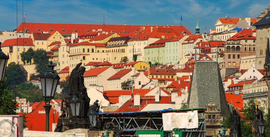 widok na dzielnicę Mala Strana w stolicy Czech podczas wycieczki do Pragi z Krakowa