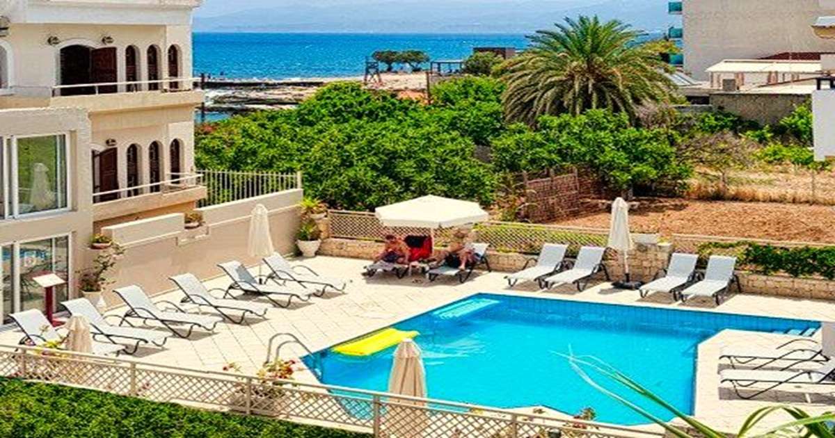 widok na basen, hotel oraz Morze Śródziemne na Krecie