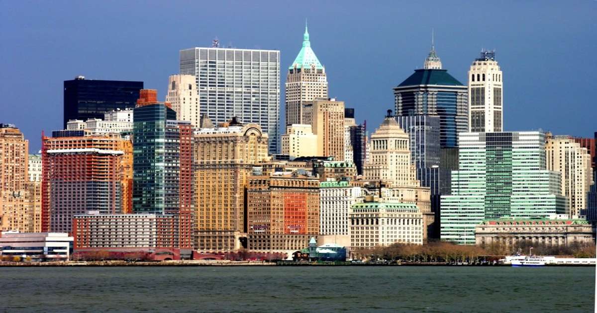 widok na dolny Manhattan w Nowym Jorku od strony rzeki Hudson