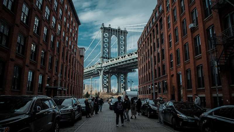 Most Manhattan widziany z brooklyńskiej dzielnicy Dumbo