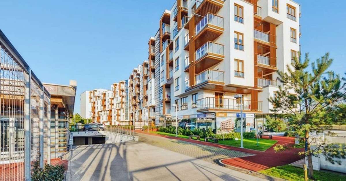 widok na kompleks apartamentów w kurorcie na Zachodnim Wybrzeżu