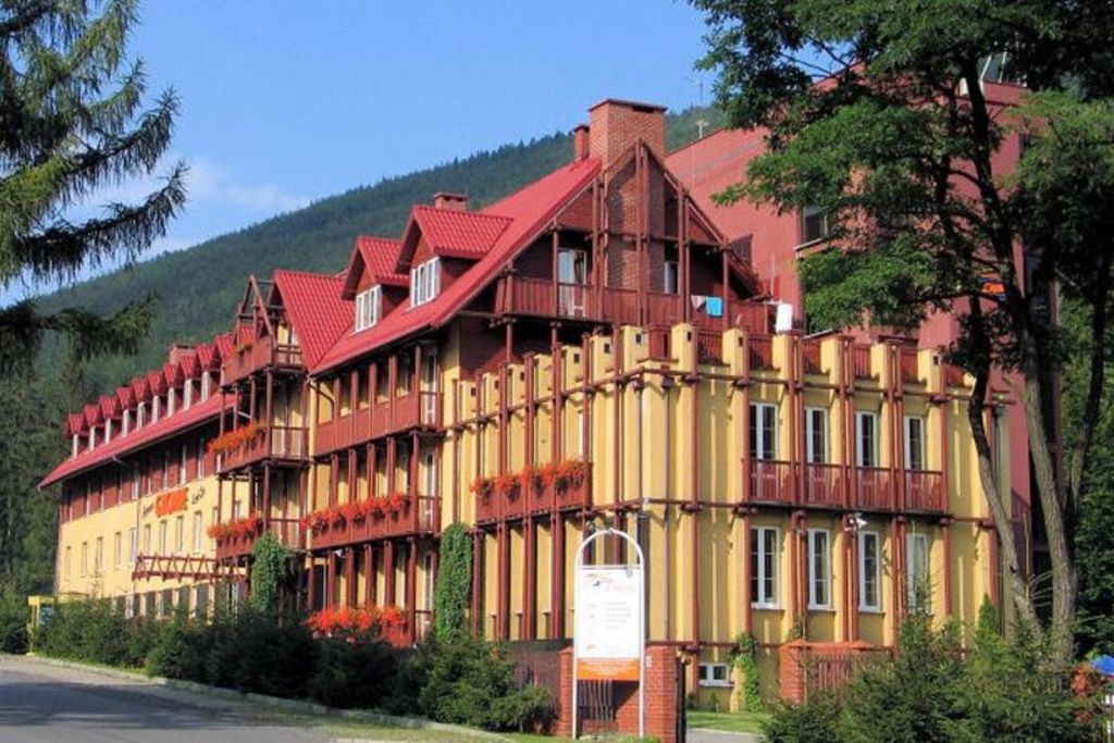 dobry hotel w Szczyrku niedawno odremontowany zlokalizowany blisko kolejki gondolowej i akceptujący bony turystyczne