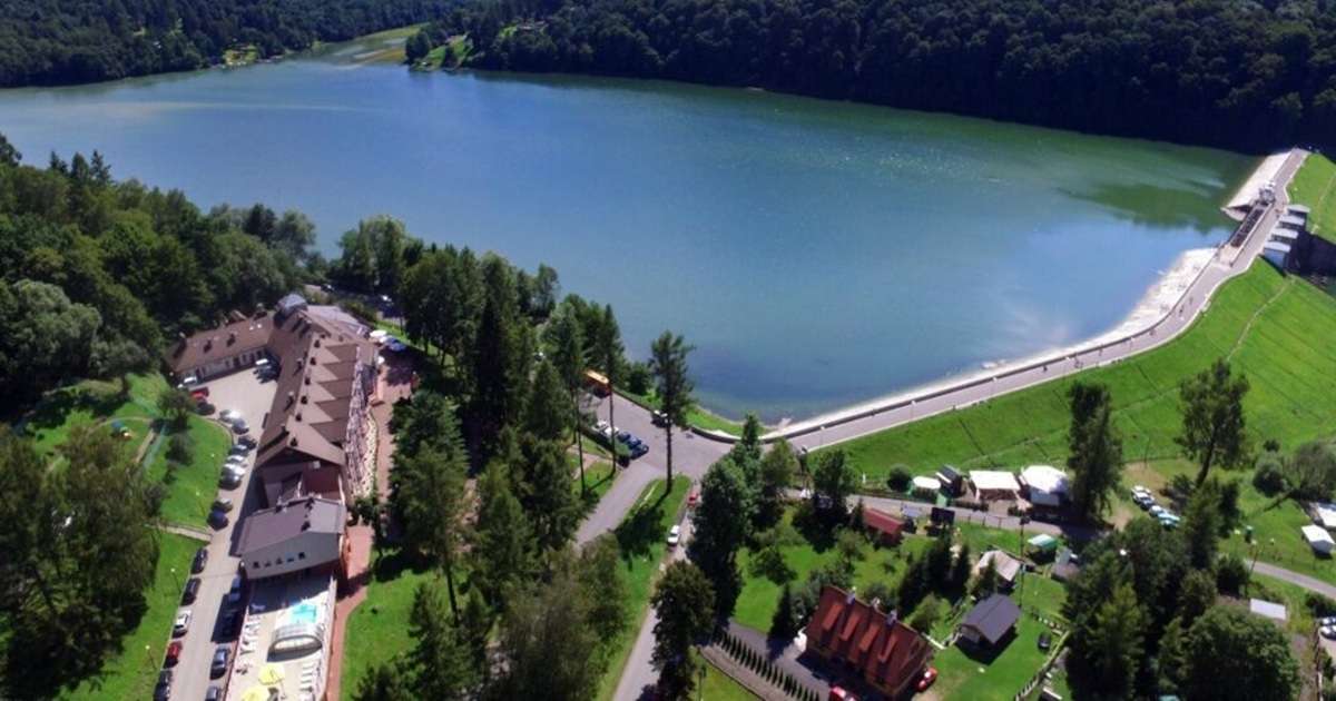 widok na Solinę i fajny hotel także z domkami