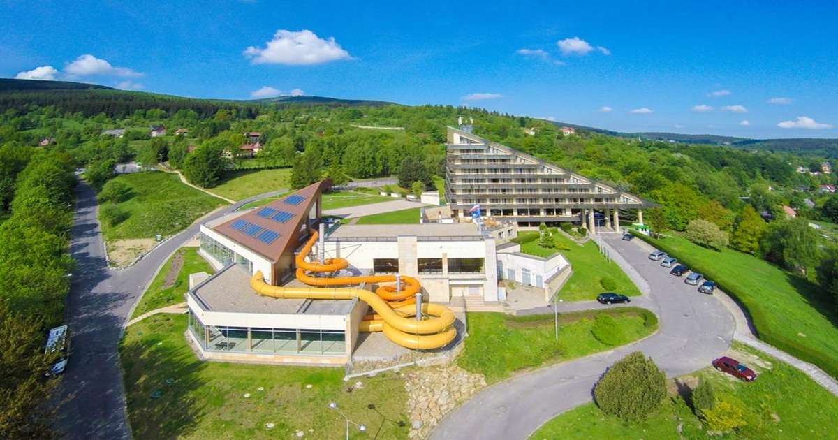 widok na idealny hotel w Sudetach dla rodzin z dziećmi z aquaparkiem