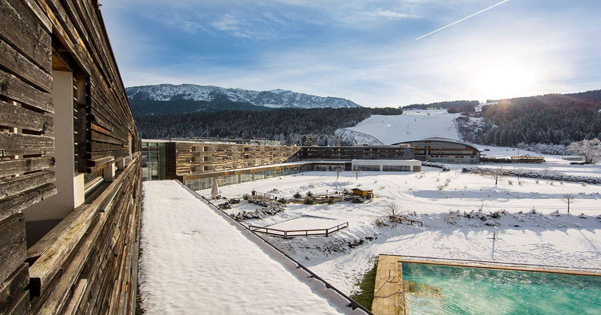 widok na stok oraz hotel Falkenstiner and Spa Carinzia przy samej stacji narciarskiej Hermagor-Nassfeld