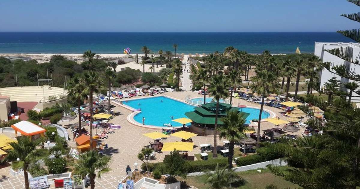 widok na idealny hotel dla rodzin z dziećmi w Monastyrze w Tunezji z aquaparkiem dla dzieci