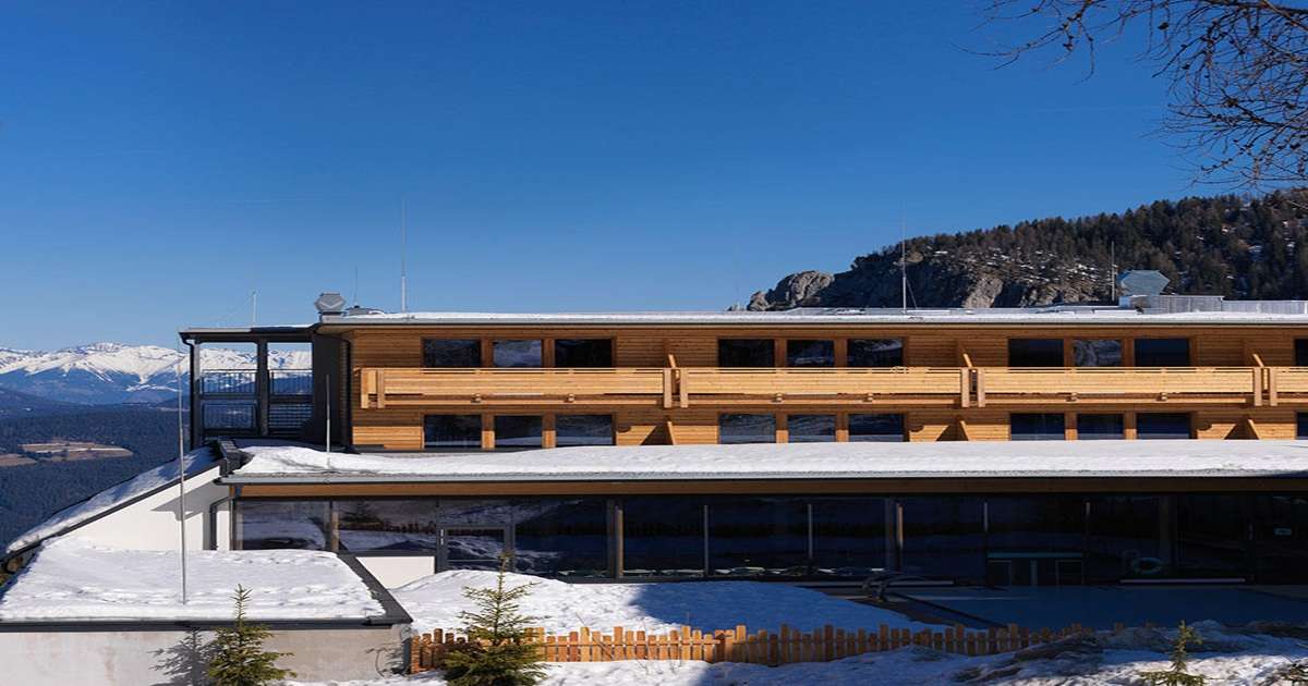 widok na hotel Falkensteiner Sonnenalpe w pobliżu stoków narciarskich Babydoppellift
