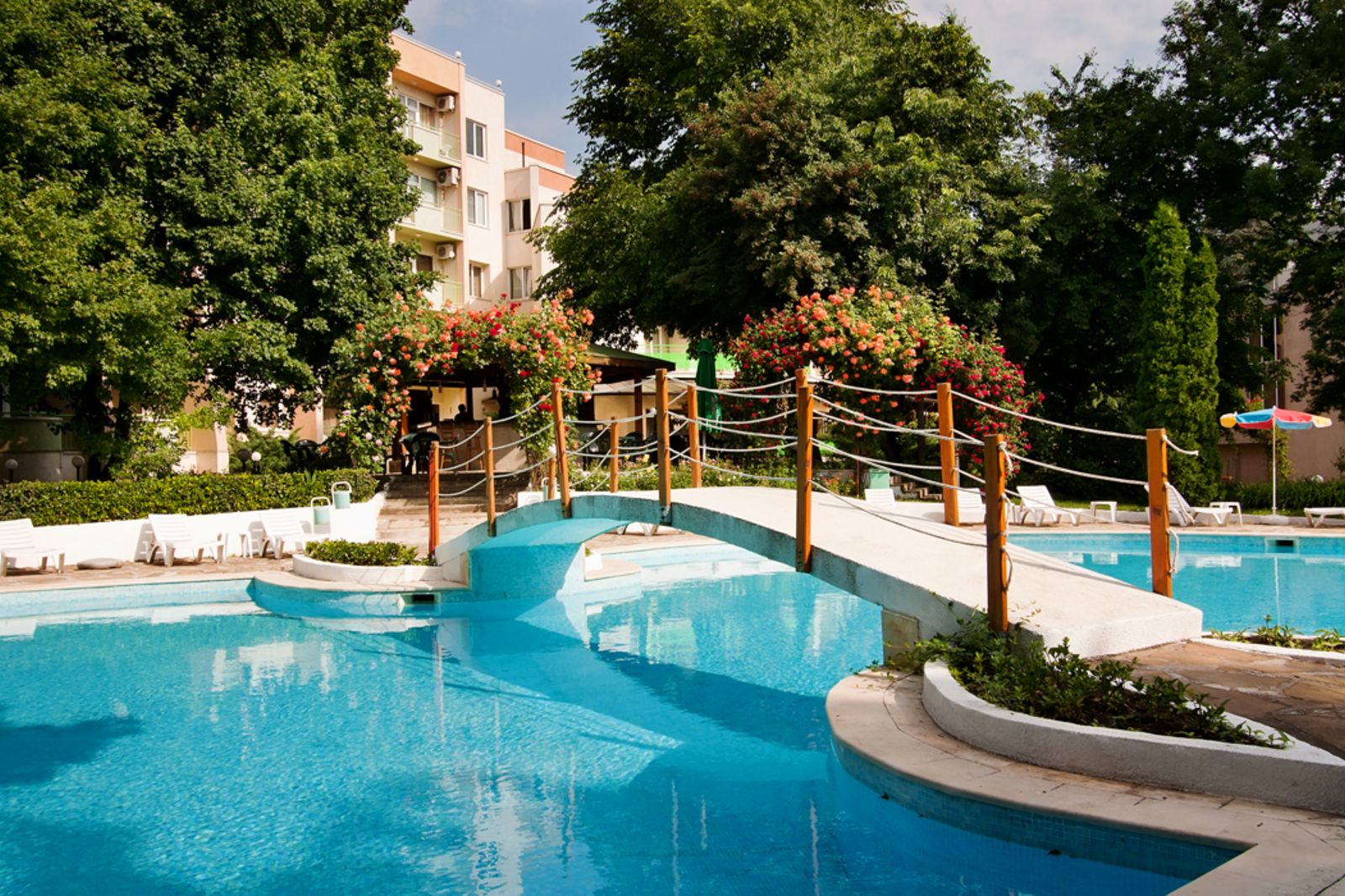 polecany hotel w Złotych Piaskach z basenem i ładnym położeniem koło lasu