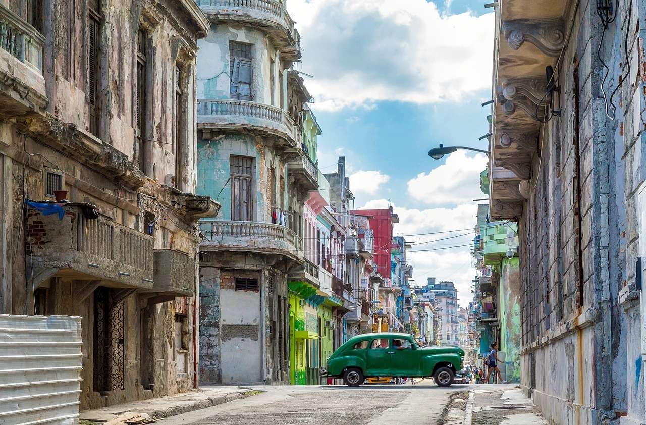 Oryginalna Hawana ze swoimi starymi samochodami z wycieczki po Kubie