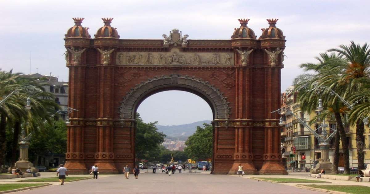 widok na palmy, promenadę i słynny Łuk Triumfalny w Barcelonie