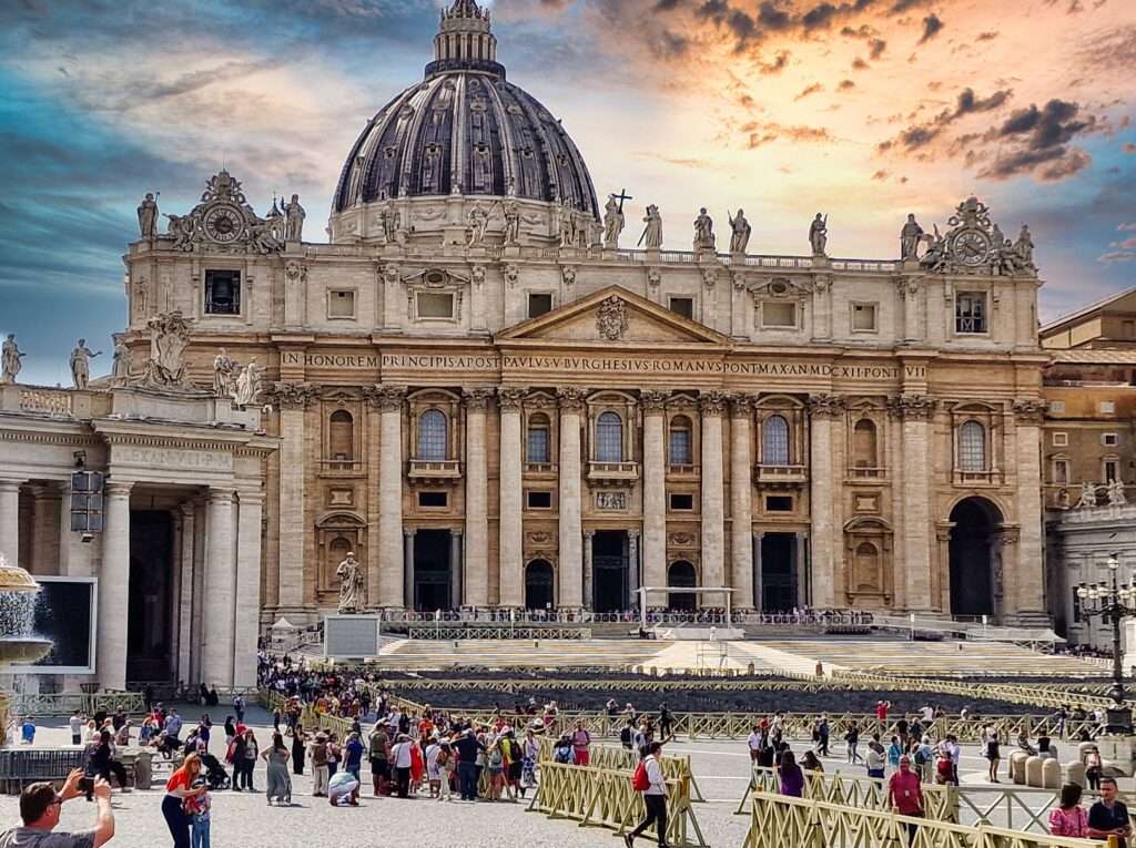Bazylika św. Piotra w Watykanie podczas wyjazdu typu majówka w Rzymie
