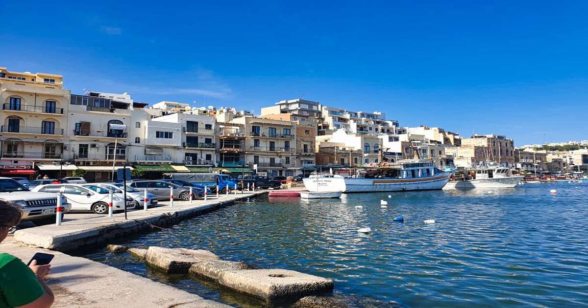 jachty i łodzie przy nabrzeżu rybackiej miejscowości Marsaskala