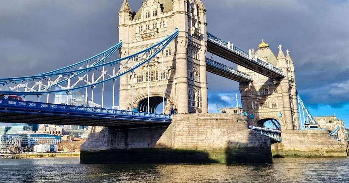 widok na Tamizę i słynny most Tower Bridge