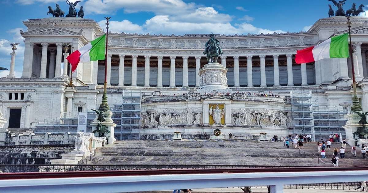 Widok na Pomnik Wiktora Emanuela II przy Placu Weneckim w Rzymie