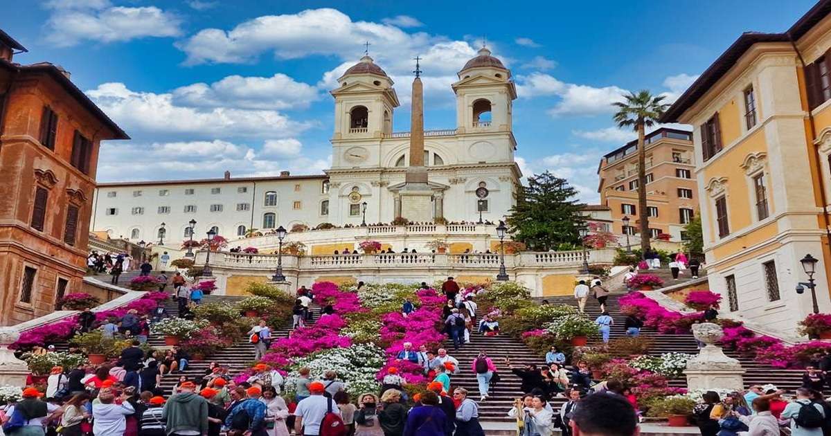 widok na słynne Schody Hiszpańskie przy Piazza di Spagna w Rzymie