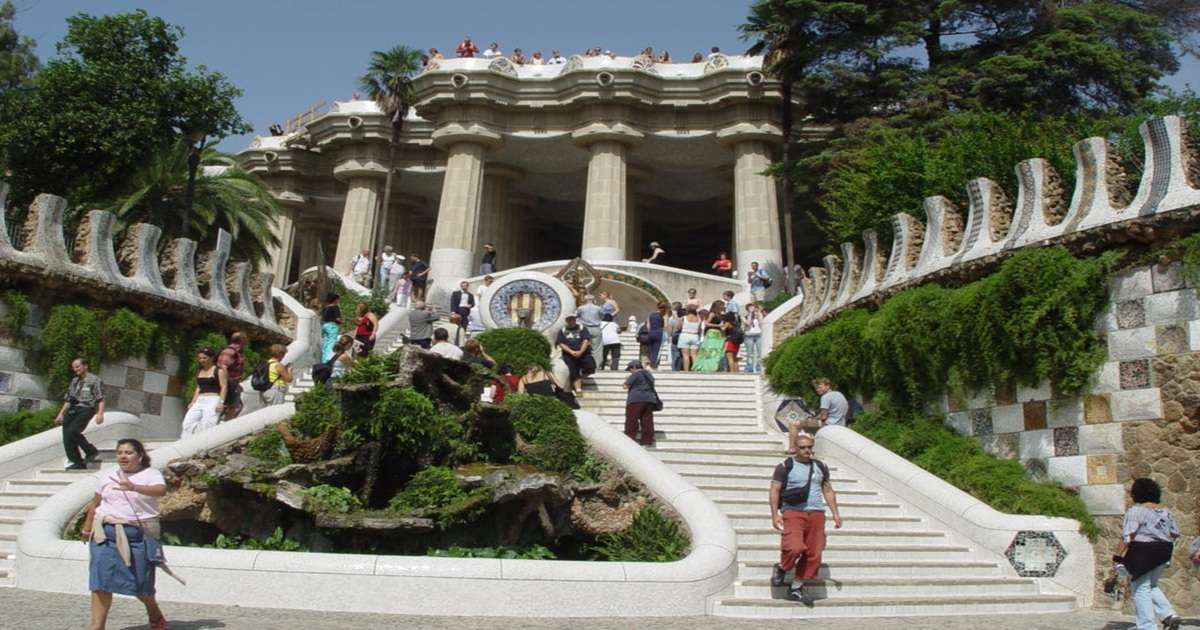 widok na przykład architektury Gaudiego, słynne wejście do Parku Guell w Barcelon ie