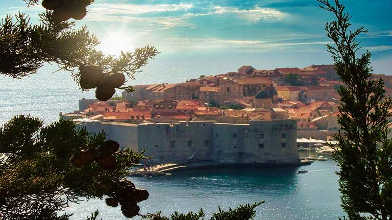 panorama Dubrownika przy skrzącym się od słońca Adriatyku