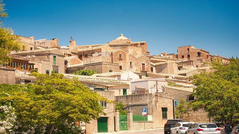 widok na zabytkowe średniowieczne miasto na zachodzie wyspy