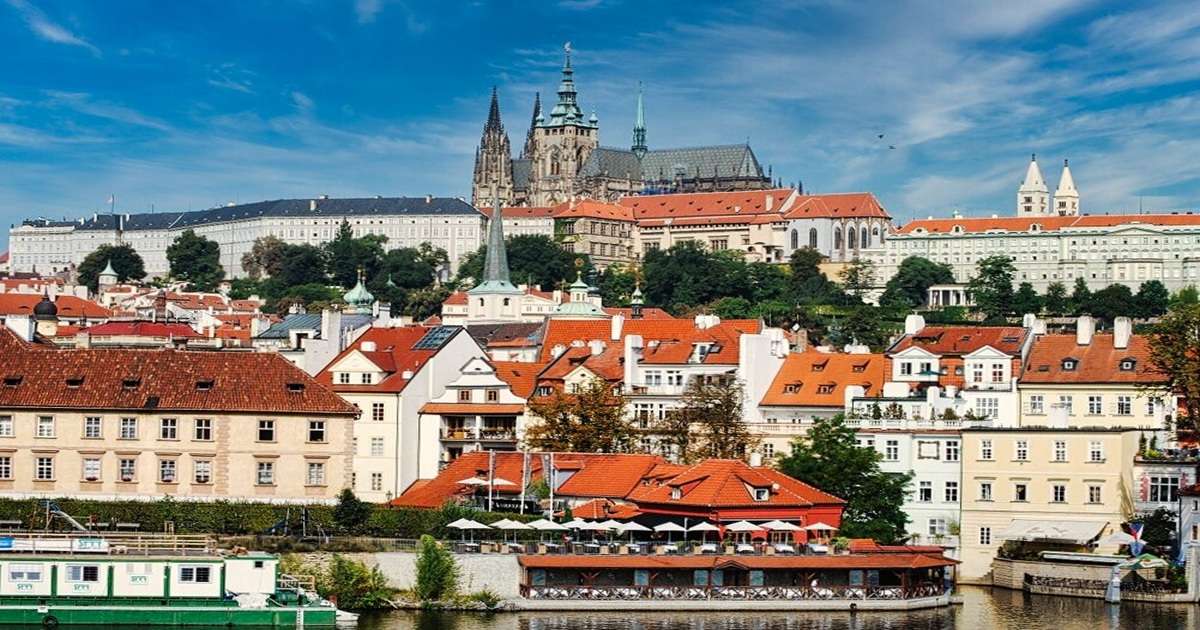 widok na Wełtawę oraz Wzgórze Zamkowe z Zamkiem Hradczany oraz katedrą św. Wita