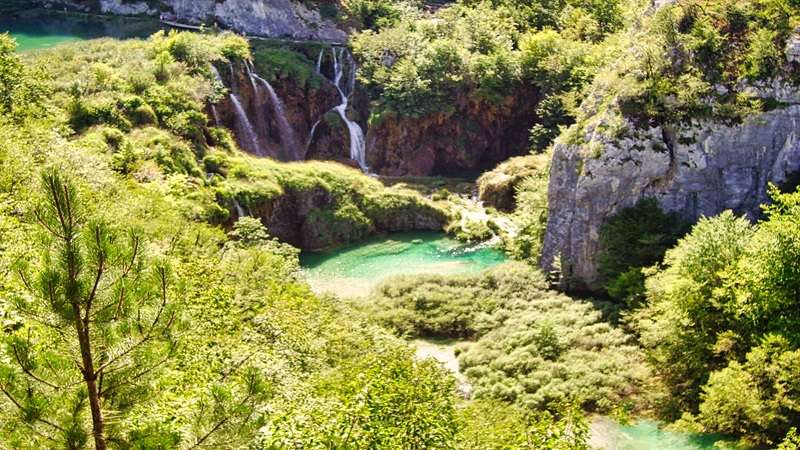 Widok z góry na skały i wodospady w Parku Narodowym Jeziora Plitwickie