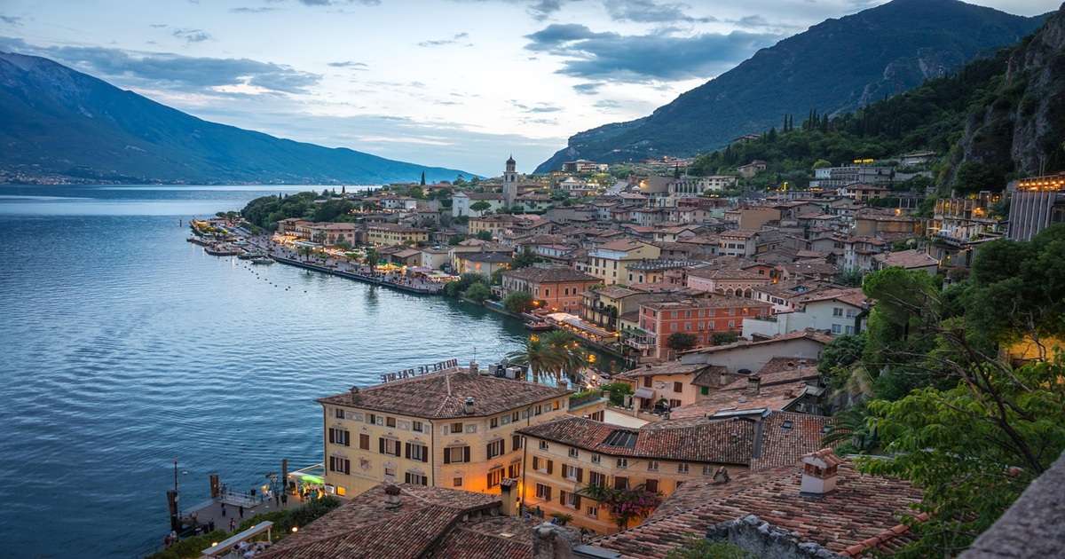 panorama Jeziora Garda przy dosyć zachmurzonym niebie