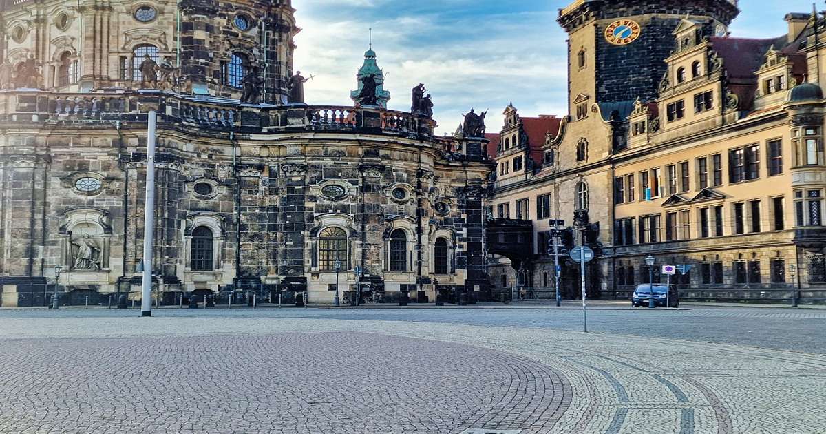 widok na Katedrę Świętej Trójcy przy Zamku Królewskim w Dreźnie