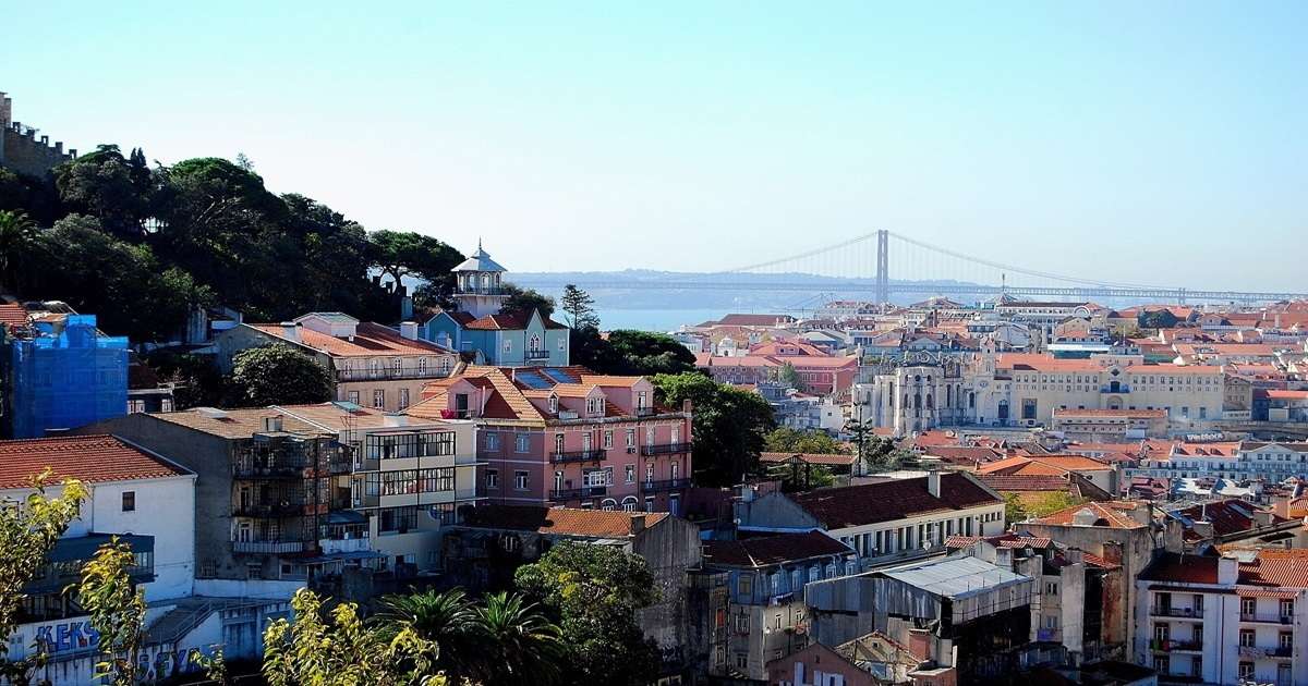panorama Lizbony z widocznym mostem Ponte 25 de Abril