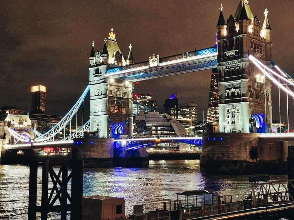 widok nocny na sławny most Tower Bridge