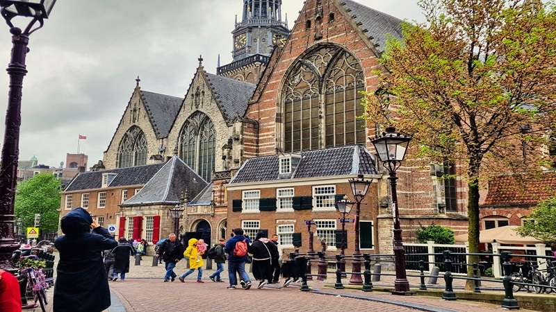 widok na zabytkowy kościół na Starym Mieście