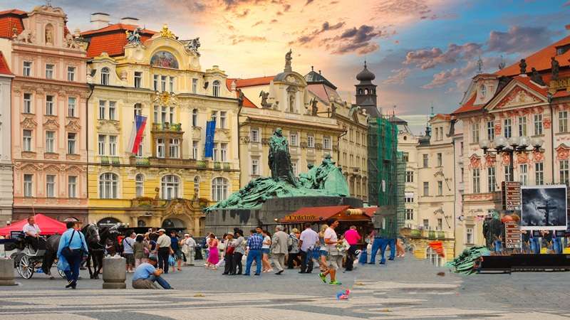 widok na Rynek Staromiejski i pomnik Husa w Pradze