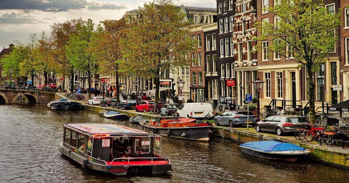 widok na łodzie i barki na kanale na Starym Mieście w Amsterdamie