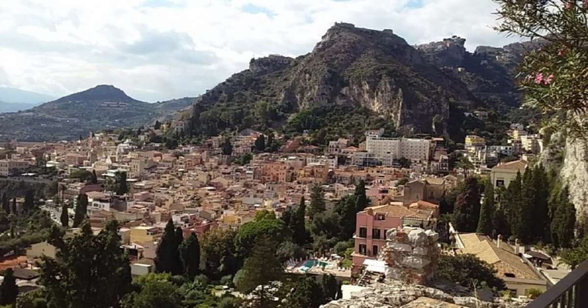 panorama zabytkowej Taorminy na wschodzie wyspy