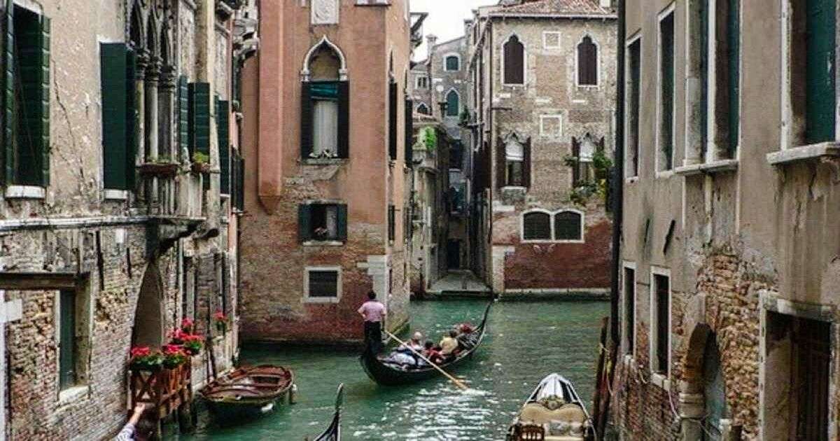 gondolierzy na kanale Wenecji