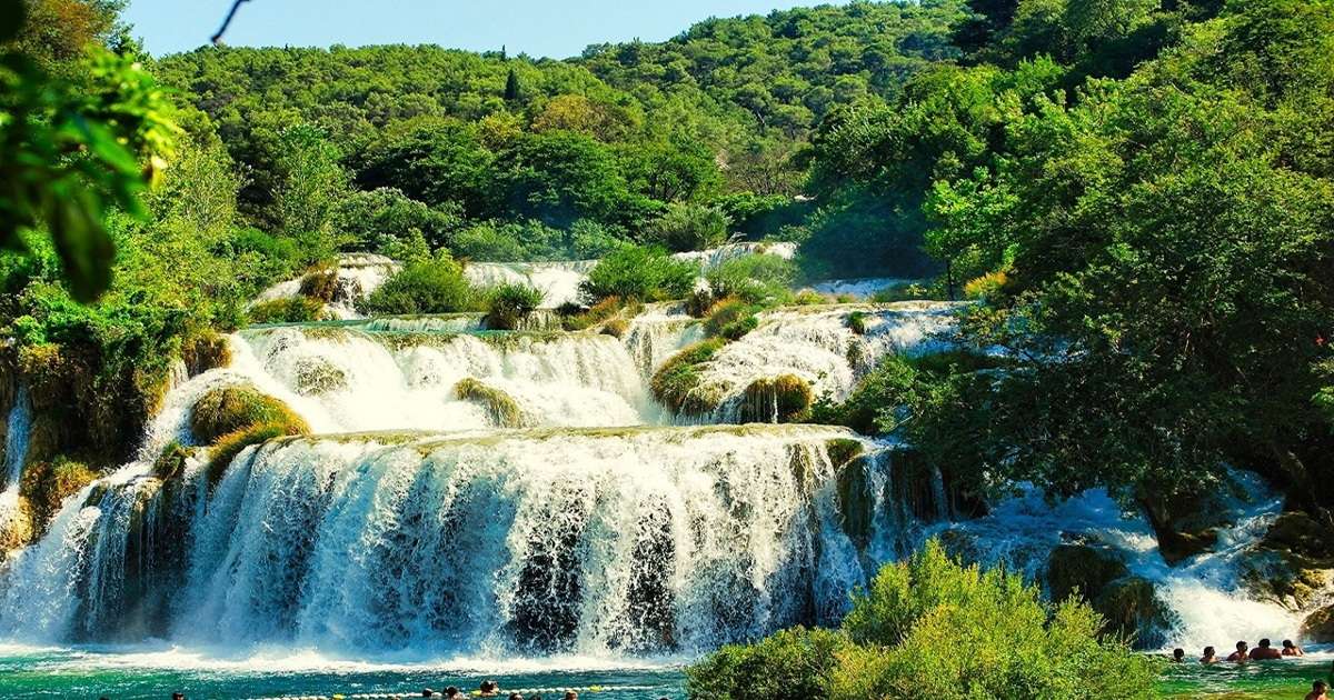 piękne kaskady z turkusową wodą w Parku Narodowym Wodospadów Krka