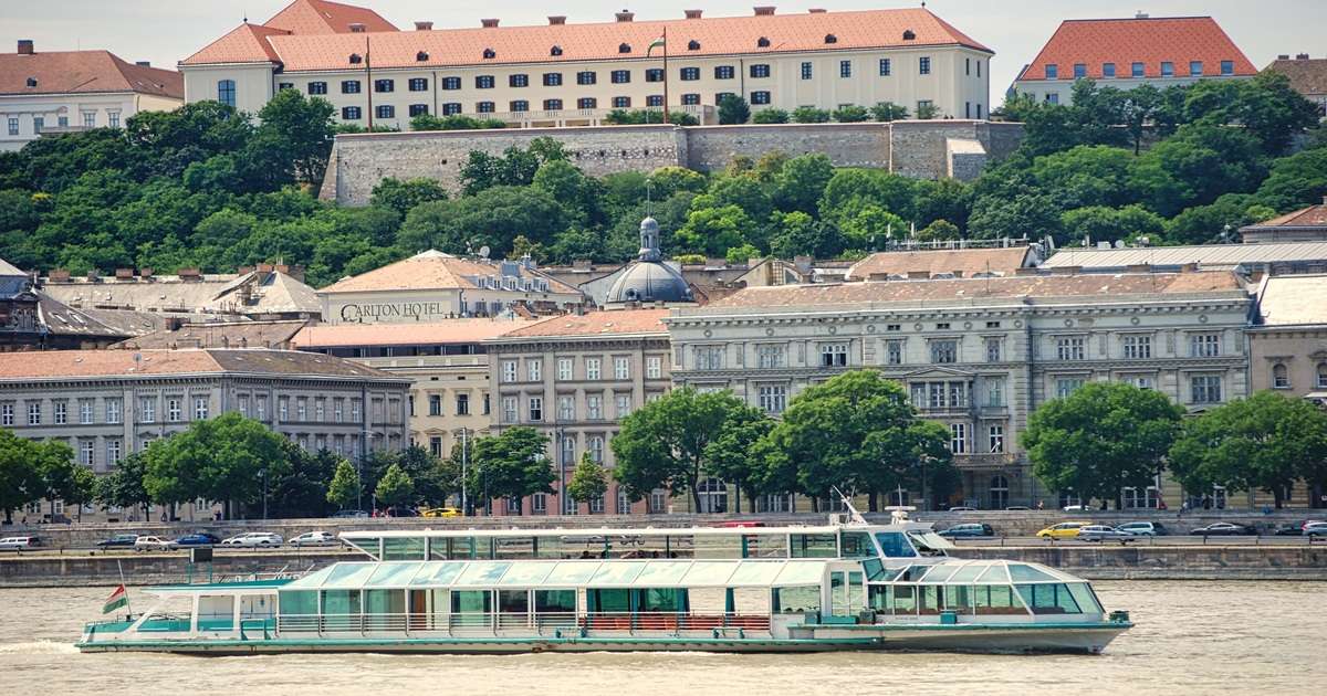 Widok na Dunaj oraz Wzgórze Zamkowe w Budapeszcie