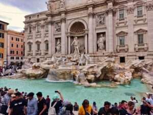 słynna Fontanna di Trevi w Rzymie podczas wycieczki na majówkę do Włoch