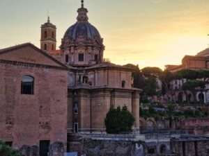 słynne Forum Romanum w ramach Rzymu Starożytnego o zachodzie słońca podczas wyjazdu na majówkę do Włoch
