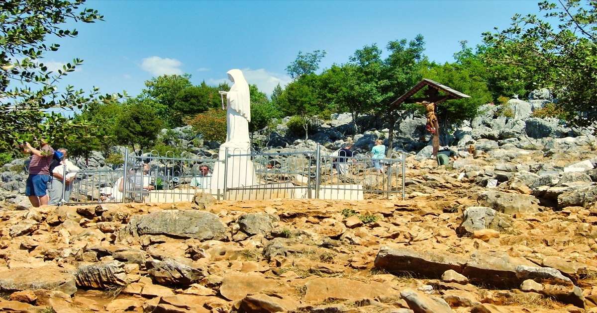 pomnik NMP na wzgórzu Podbrdo