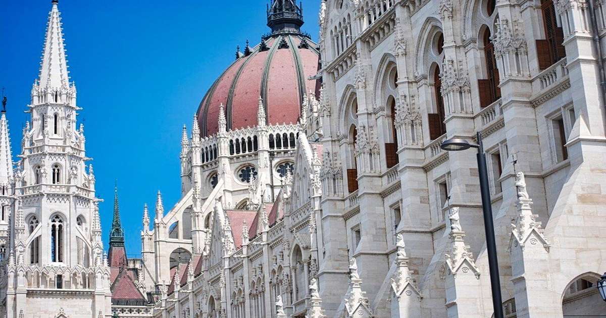 widok na słynny budynek Parlamentu w stolicy Węgier