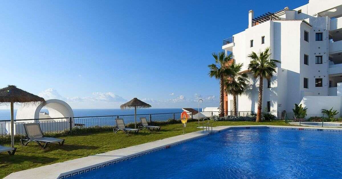 widok na basen, palmy oraz hotel Olee Holiday Rentals by Fuerte