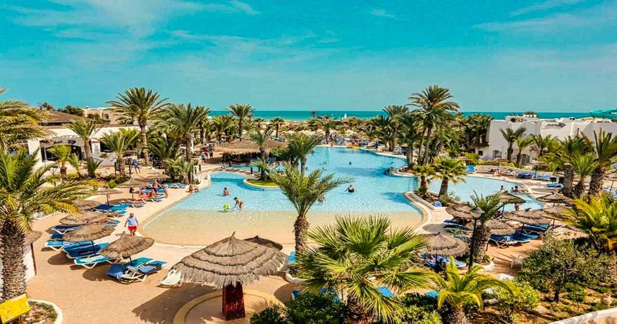 widok na baseny, palmy w Hotelu Fiesta w Tunezji