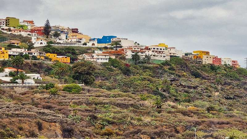 panorama wzgórza z kolorowymi domami w Icod de los Vinos na Teneryfie
