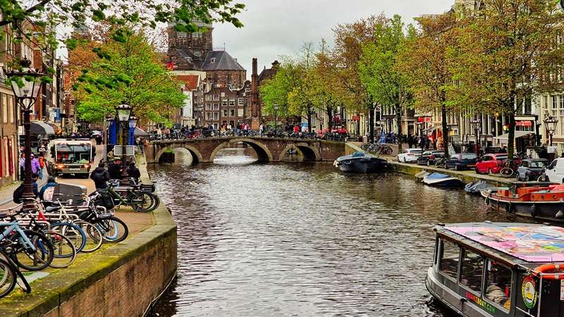 widok na kanał oraz Bazylikę św. Mikołaja w Amsterdamie