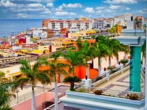 widok na Puerto Santiago z tarasu hotelu Landmar Costa Los Gigantes na Teneryfie