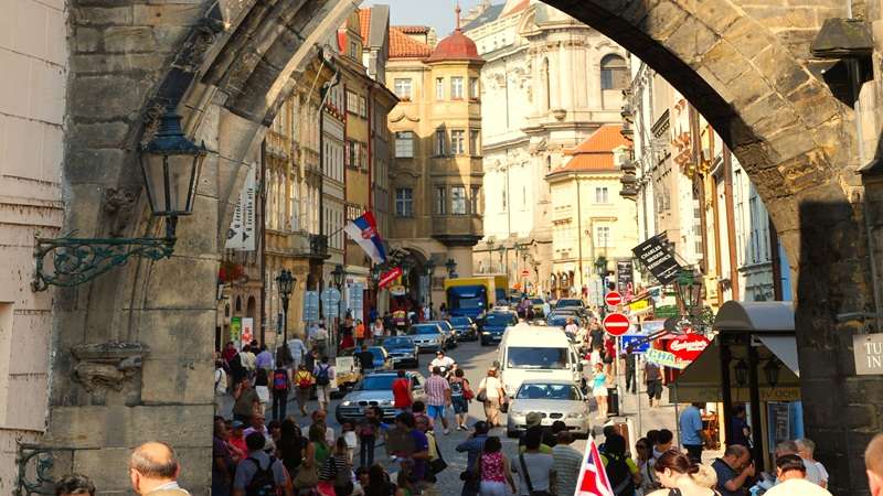 widok na zatłoczoną ulicę na Malej Stranie w Pradze
